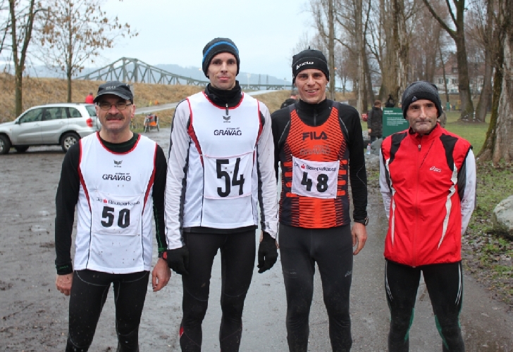 Sie liefen im Schneetreiben: Felix, Zoltan, Isi und Markus