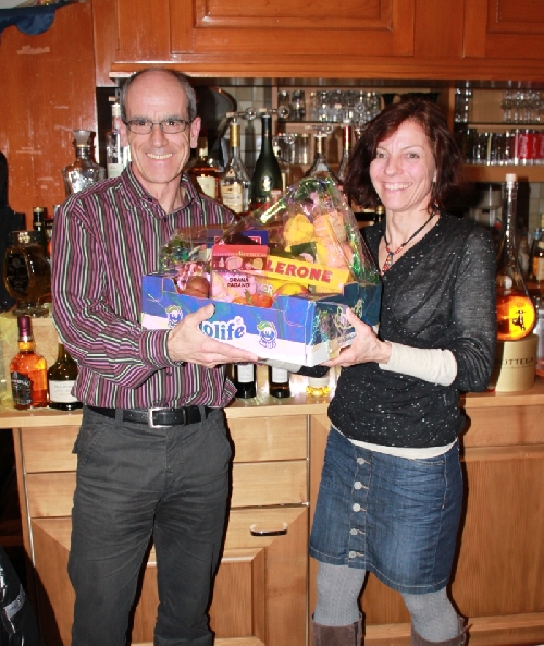 Kathrin übergibt dem Mila-meister den Siegerpreis