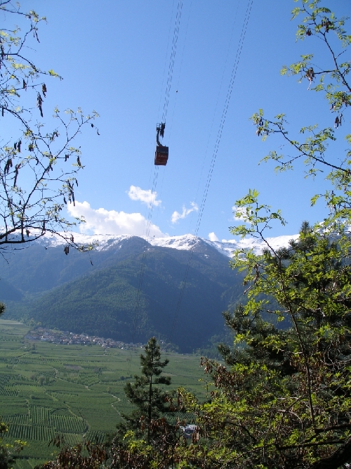 Die Seilbahn hinauf nach St. Martin, sie überfliegt das Trainingsgelände der Mila