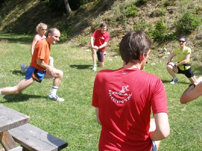 Fr-Nachmittag: Markus I. zeigt die Stretchingübungen vor