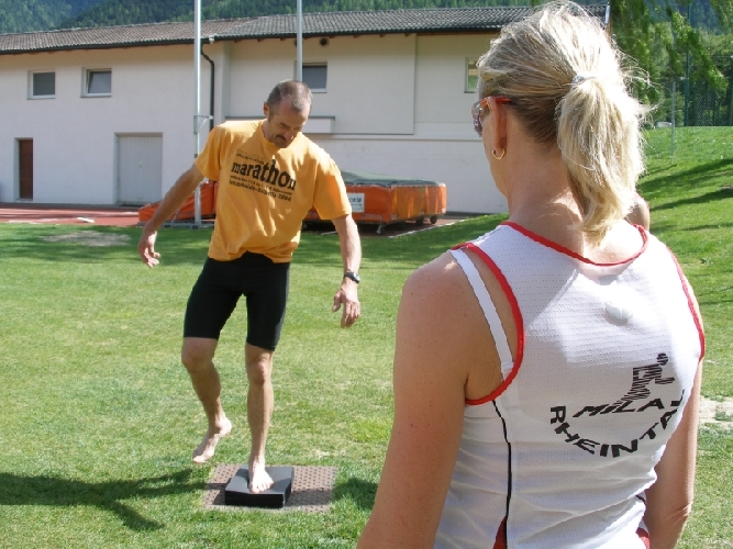 Export als PDF Bild 19 von 56 Ignaz zeigt Geschicklichkeits- und Gleichgewichtsübungen an verschiedenen Geräten