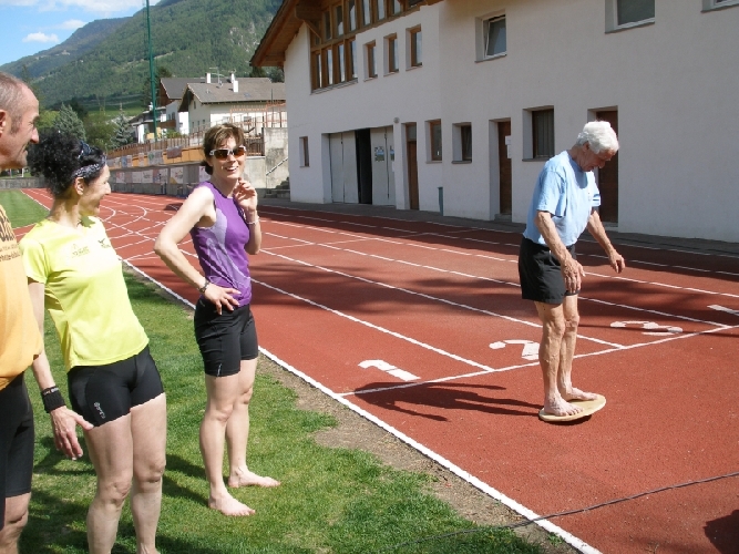 Hansruedi trainiert sein Gleichgewicht