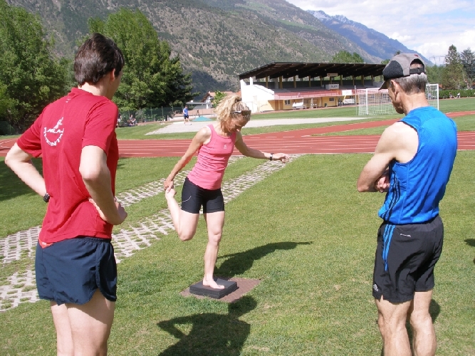 Denise auf einem Bein