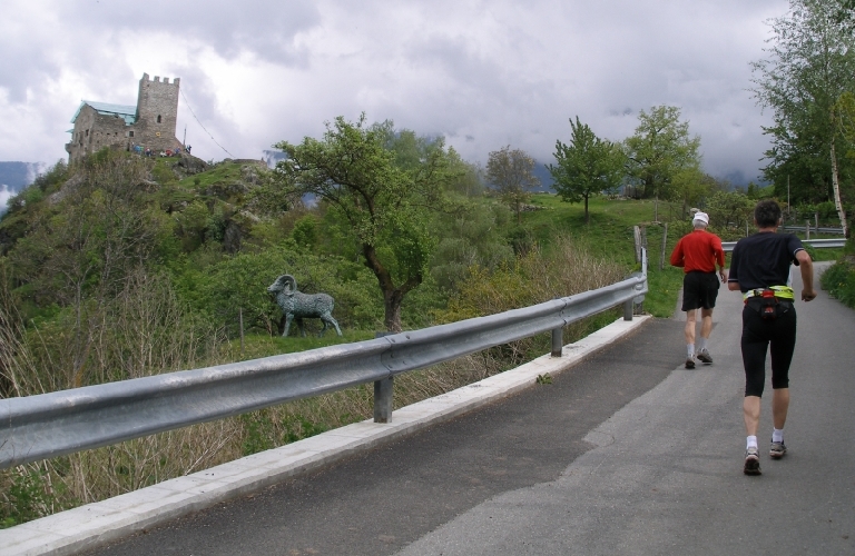 Vorbei am Schloss Juval
