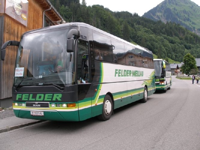 Busser transportierten die Läuferinnen und Läufer zu Start in Mellau