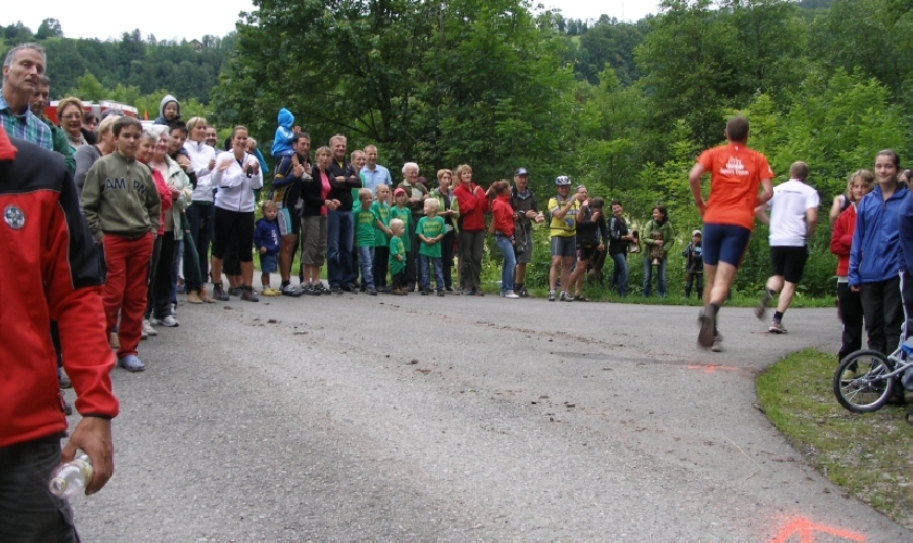 Immer wieder standen viele Zuschauer an der Strecke und gabern Applaus