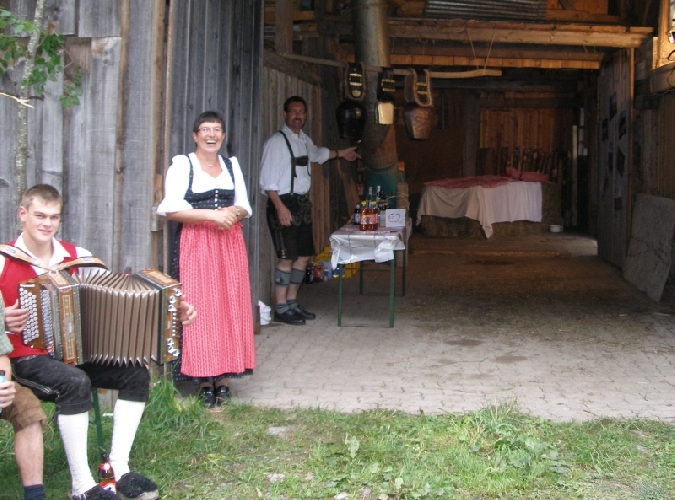 Dann gings durch einen Stadel, wieder mit spezieller Getränkeausgabe und Musik