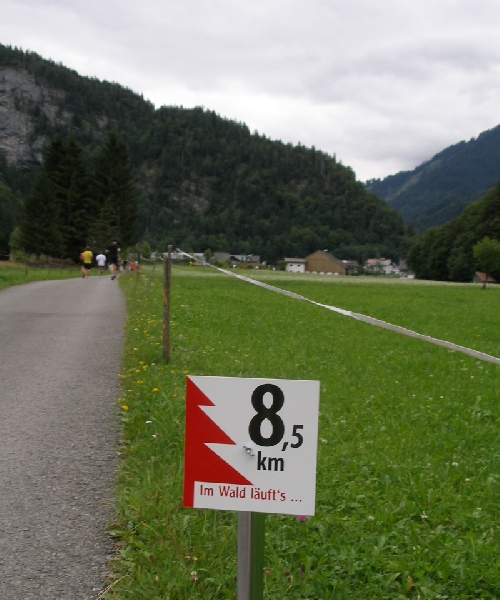 Alle 500 Meter wurde über die gelaufene Distanz informiert