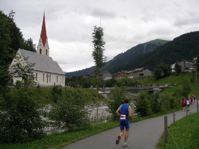 Eine leichte Steigung bei der Kirche Au