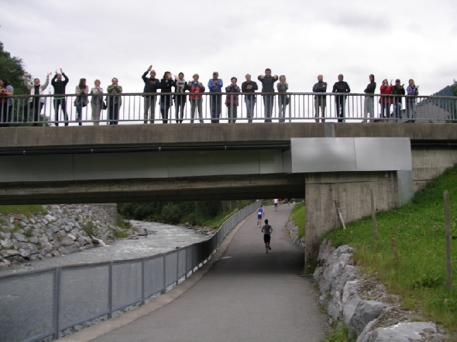 Die Zuschauer grüssen von der Brücke