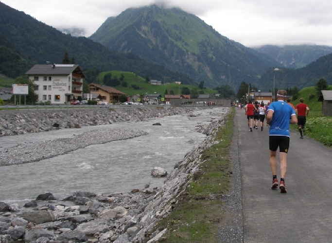 Der Fluss wurde an dieser Stelle nach einer Überschwemmung verbaut