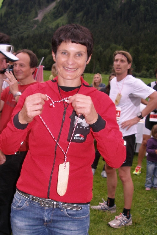 Die Auszeichnung für alle Finisher wird umgehängt