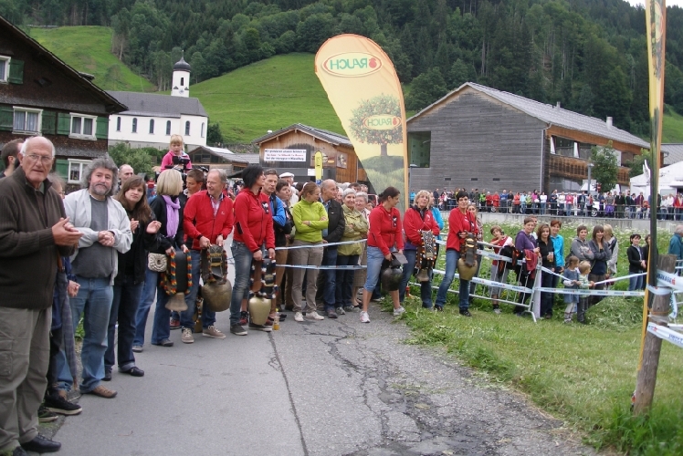Fantastische Stimmung beim Zieleinlauf in Schoppernau