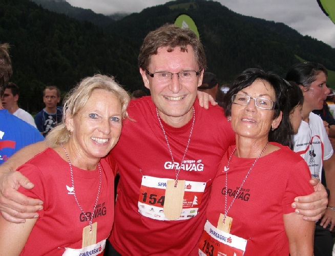 Im Ziel: Heinz flankiert von Edith und Waldi