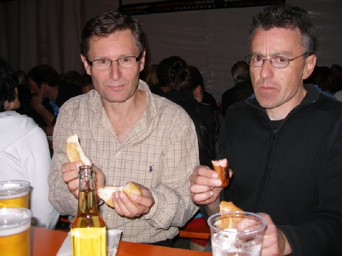 Heinz und Markus stärken sich im Festzelt