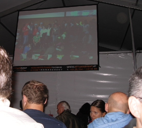 Die Geschehnisse von der Festhalle wurde auch ins Festzelt übertragen