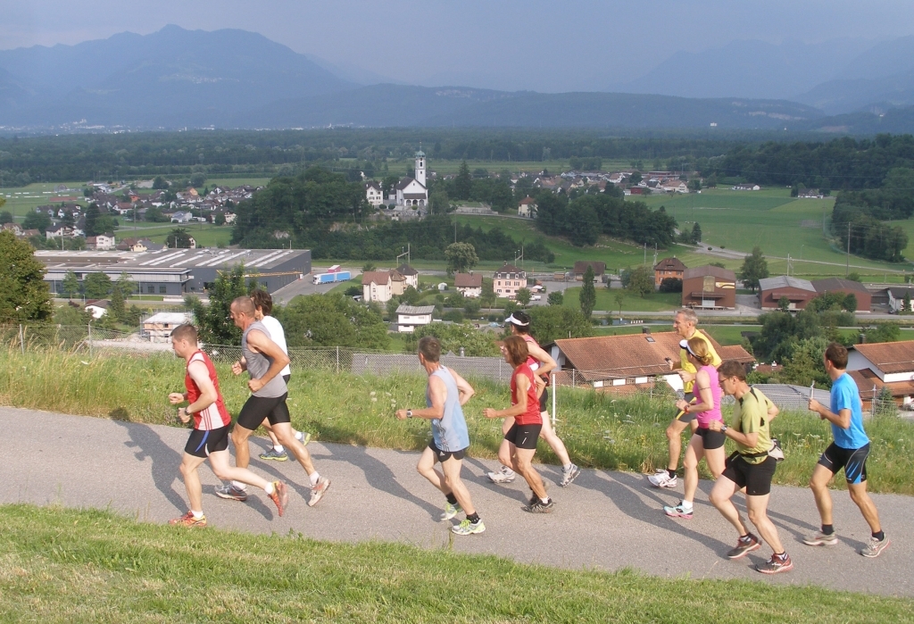 Erste Steigung mit Blick hinunter auf Rüthi