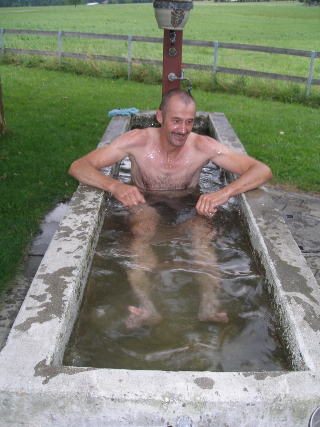 Igi geniesst die Abkühlung im Brunnen