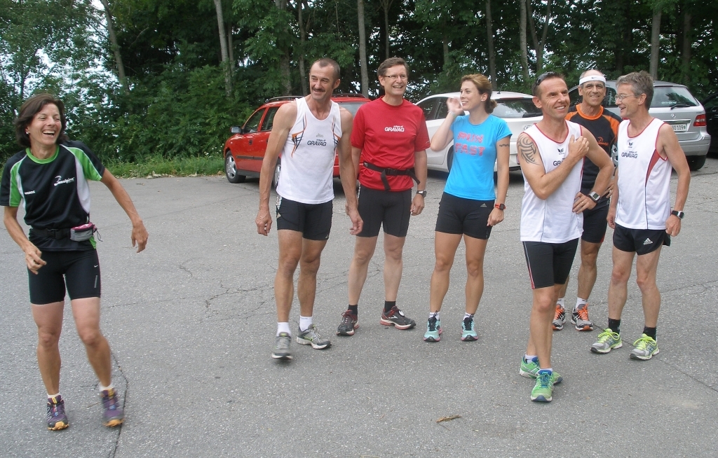 Kathrin begrüsst und leitet eine aufgestellte Mila-Gruppe