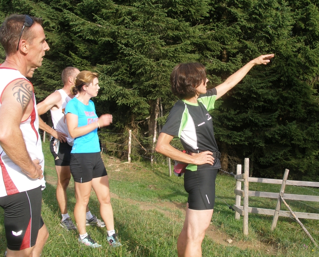 Kathirn gibt ihr Wissen über die neue Gegend weiter