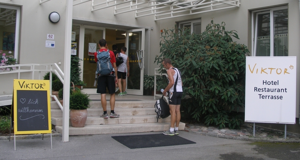 Duschen und Verpflegung im Hotel Viktors