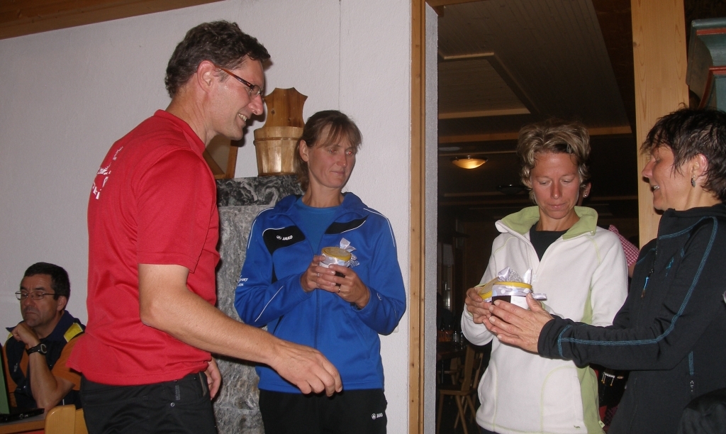 Heinz Brunner führt speditiv die Siegerehrung durch