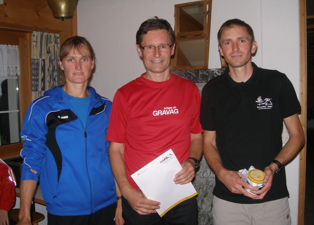 Mila-Präsident Heinz Brunner zusammen mit den Tagesschnellsten Iris Bechtiger und Christoph Schefer