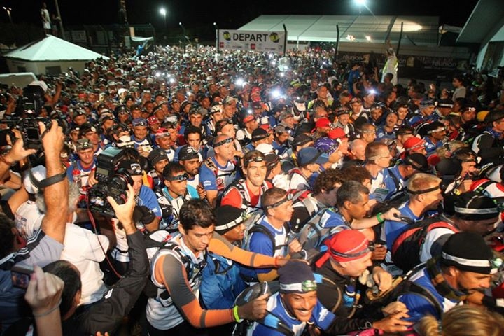 Der Start der 2’200 Läuferinnen und Läufer zum Grand Raid. Ein Riesenspektakel nachts um 23.00 Uhr.