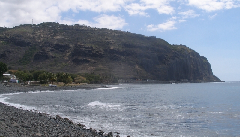 Typisch La Réunion: Wenig Sandstrände und gleich danach viele steile Berge