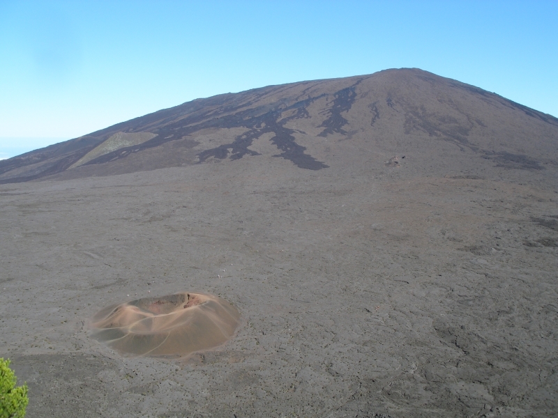 Kleiner Krater innerhalb der grossen Karaterlandschaft. Die scharzen Streifen sind die Lavaströme vom Hauptkrater der letzten Eruption im Jahre 2010