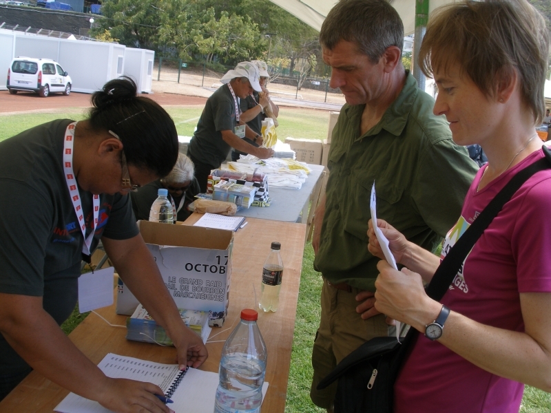 Julia und Christian bekommen ihre Startnummer