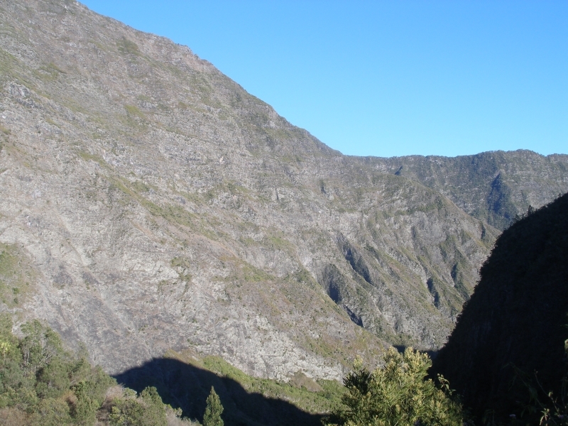 In dieser Wand (von links hinauf auf die Krete) verläuft die Strecke