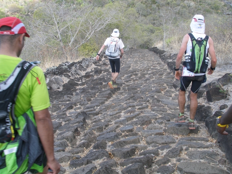 Alles andere als eine Wohltat für die Füsse: Der Weg aus unförmigen Lavasteinen