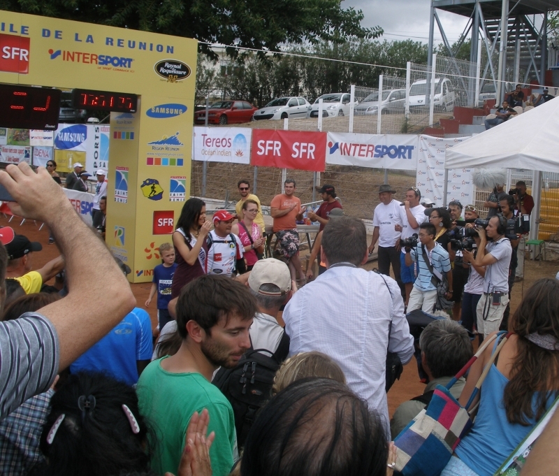 Die letzten Läufer werden nach 65 Stunden im Ziel empfangen