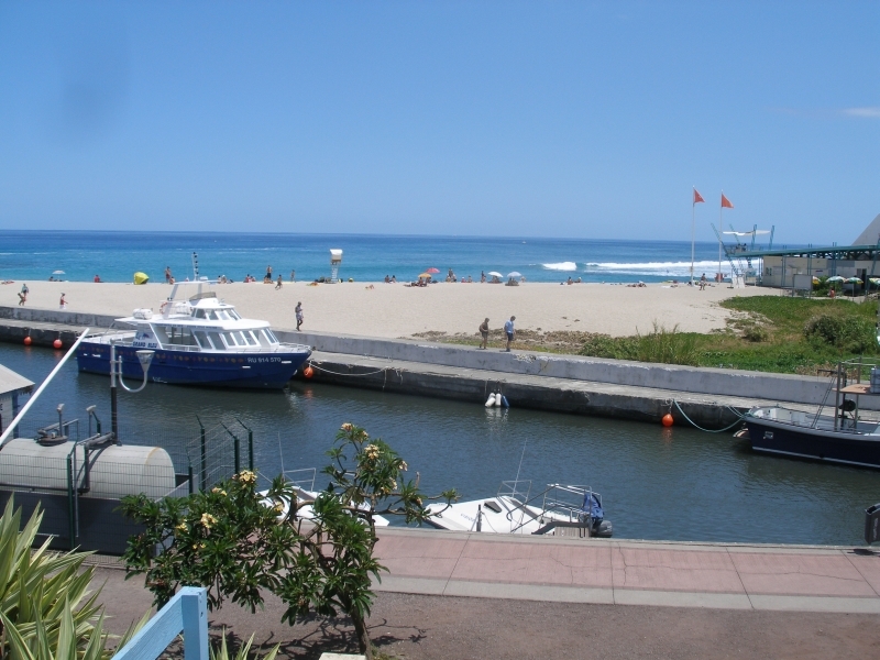 Mann kann nicht nur Laufen auf La Réunion, sondern gediegen Baden im Meer