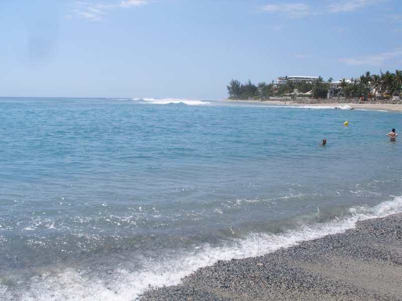 Ein Sand/Kiesstrand mit mittlerem Wellengang.