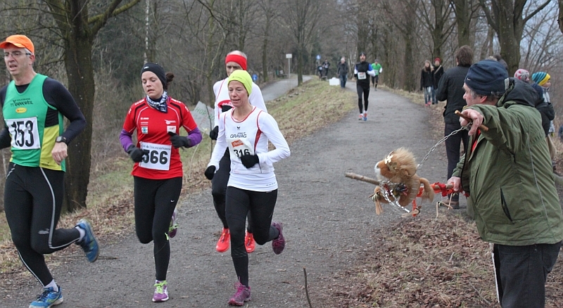 Simone und Denise werden angefeuert von Mila-Fan Päuli Büchel