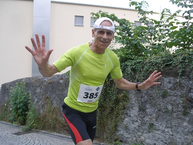 Berni läuft den LGT für einmal (wie auch Felix) im Dress der LGT-Laufgruppe, dessen wöchentlichen Trainings die beiden auf dem Weg zum LGT-Marathon leiteten.
