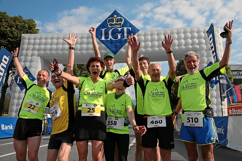 Die 8 Jubilare lassen sich feiern,….