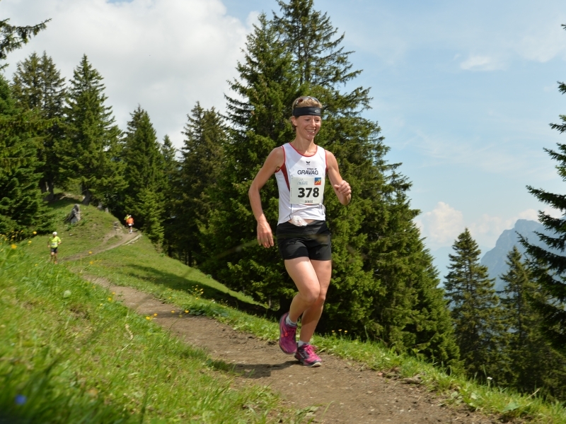 Denise mit einem Lächeln