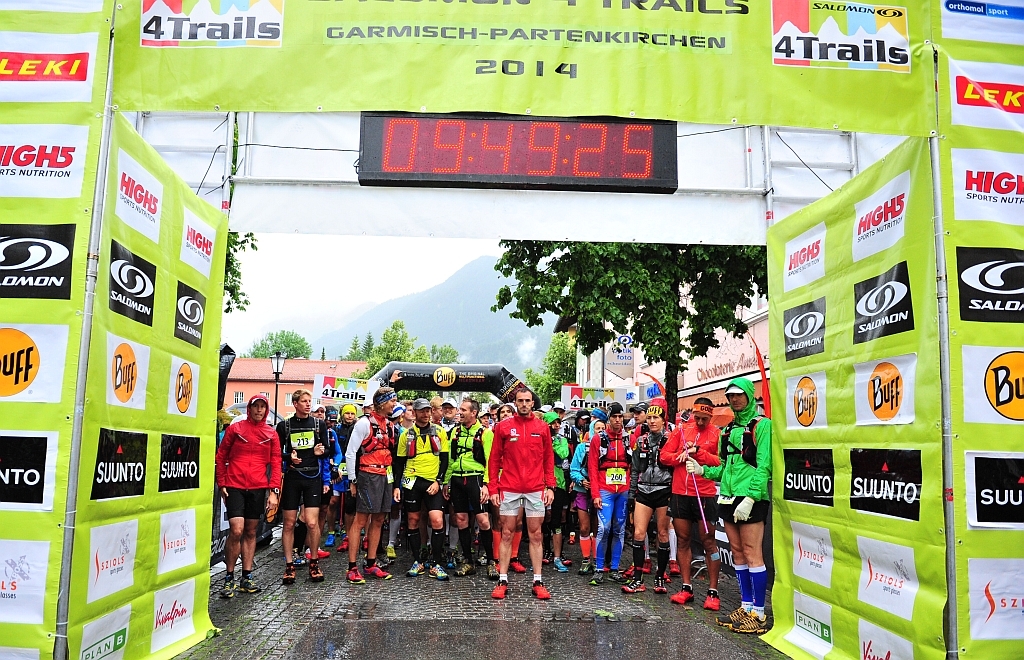 Start bei leichtem Regen zur ersten Etappe