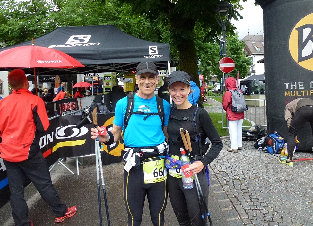 Berni und Denise im Ziel der ersten Etappe in Ehrwald