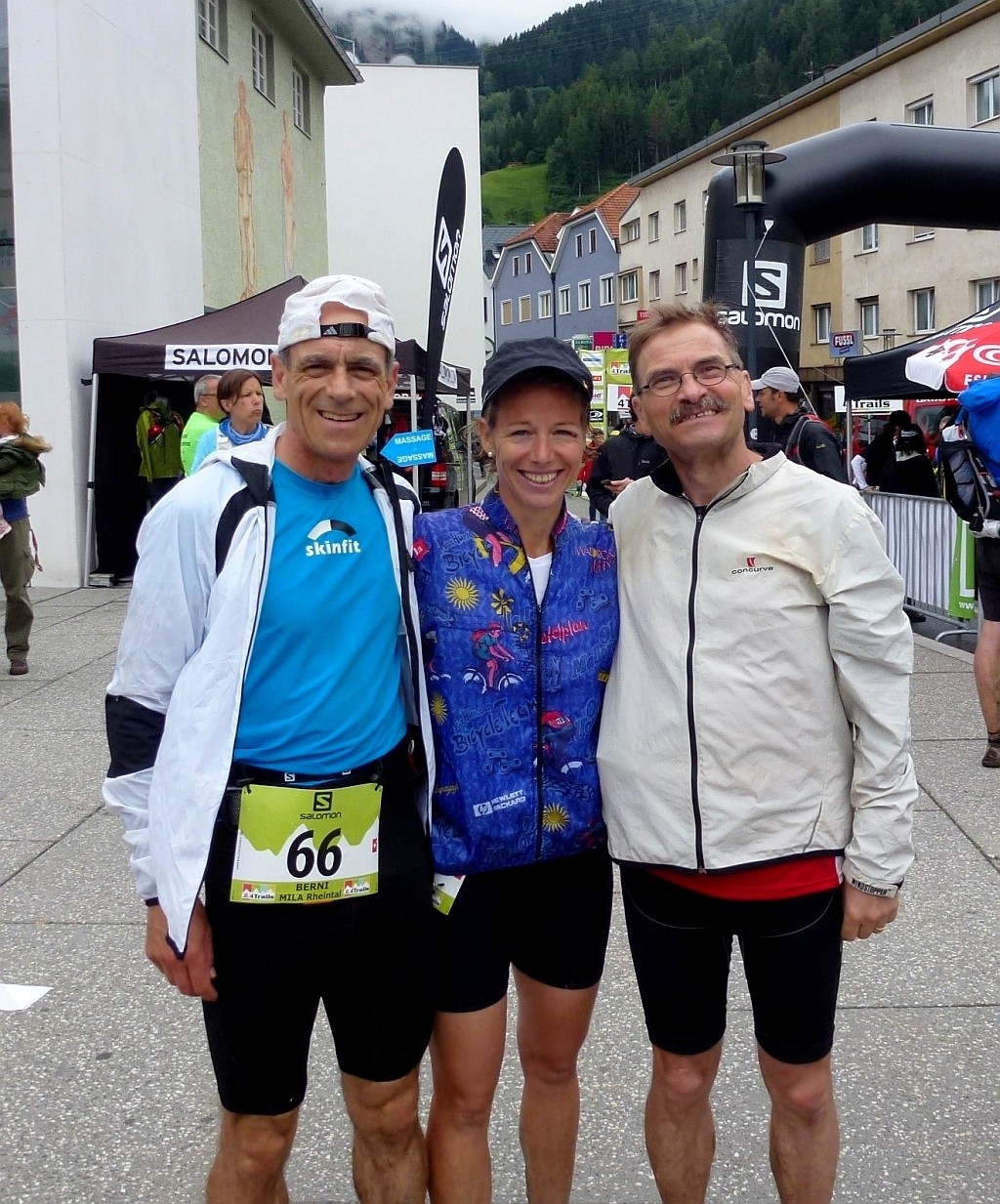 Sie warten auf Edith, welche dann auch gleich kommt.