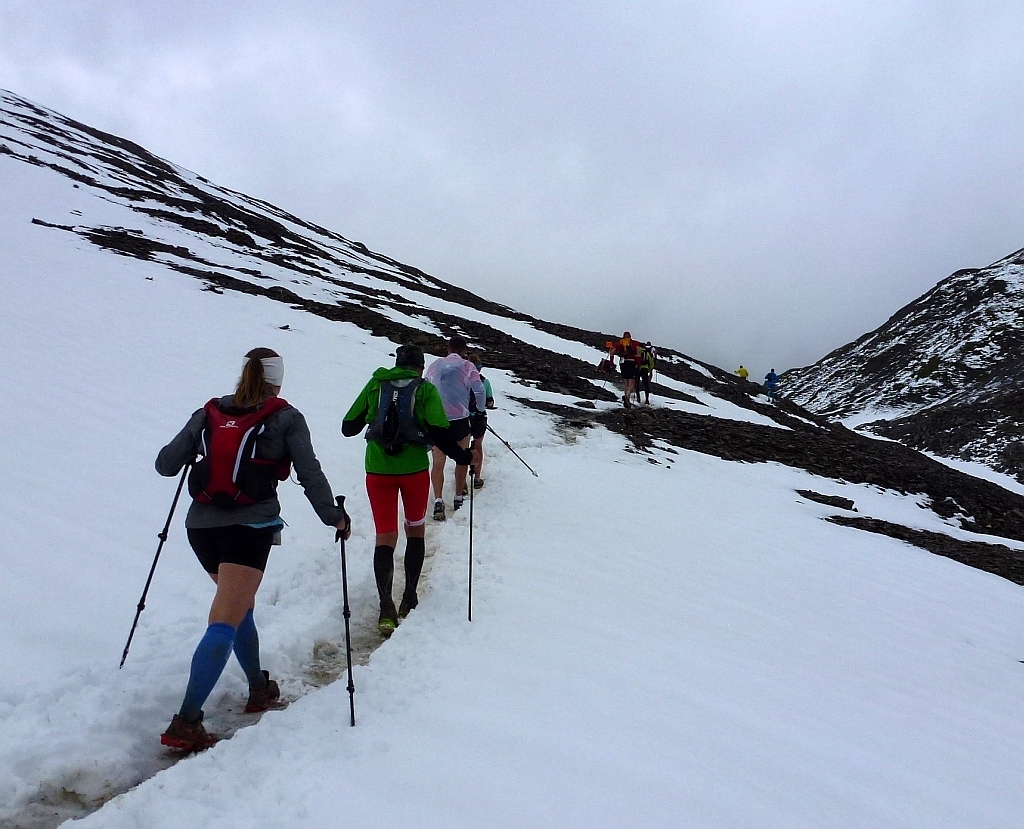 Es geht über mehrere Schneefelder