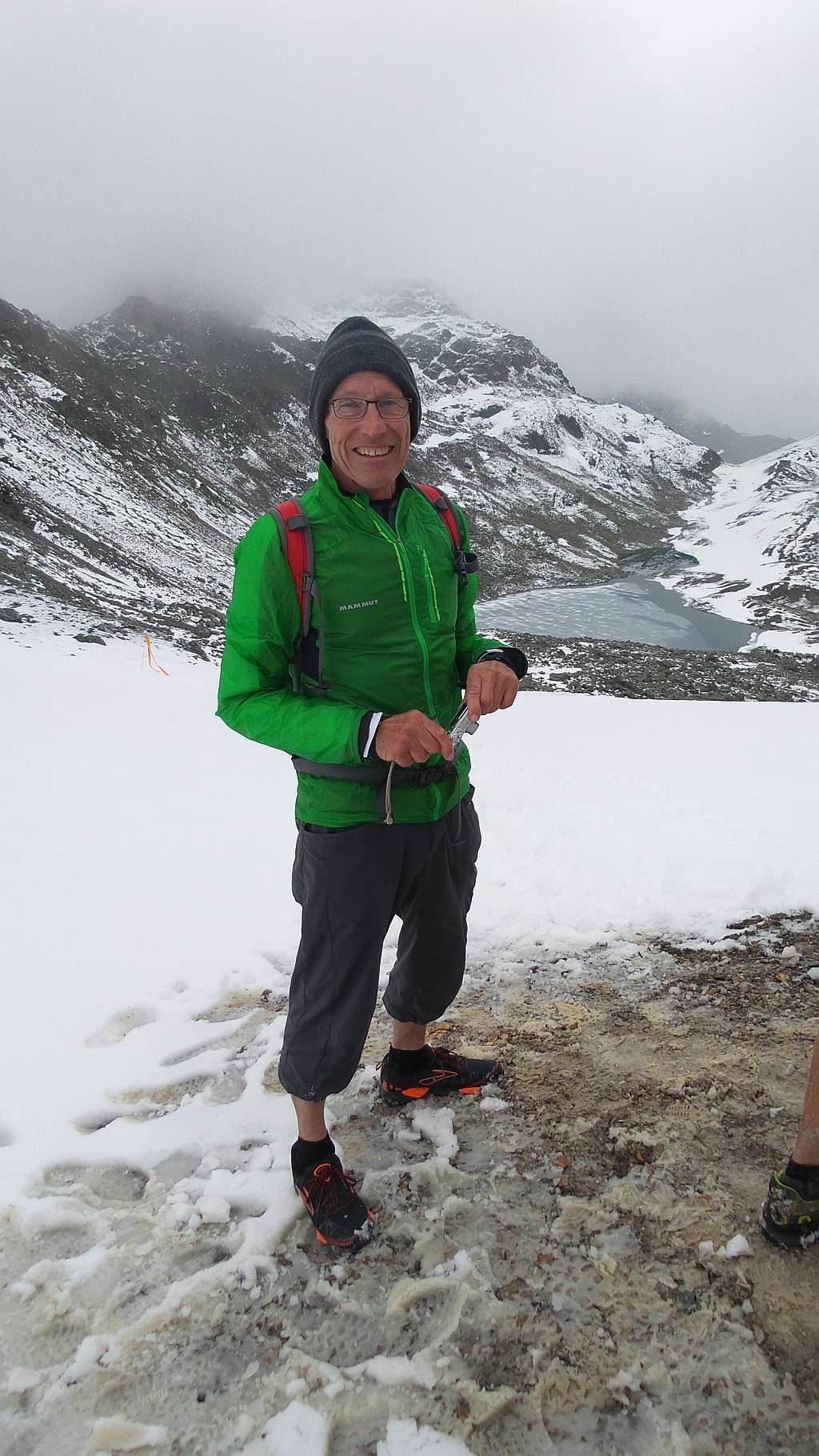 Erwin Keller, der beste Mila-Fan, erwartet die Milas in der Kälte