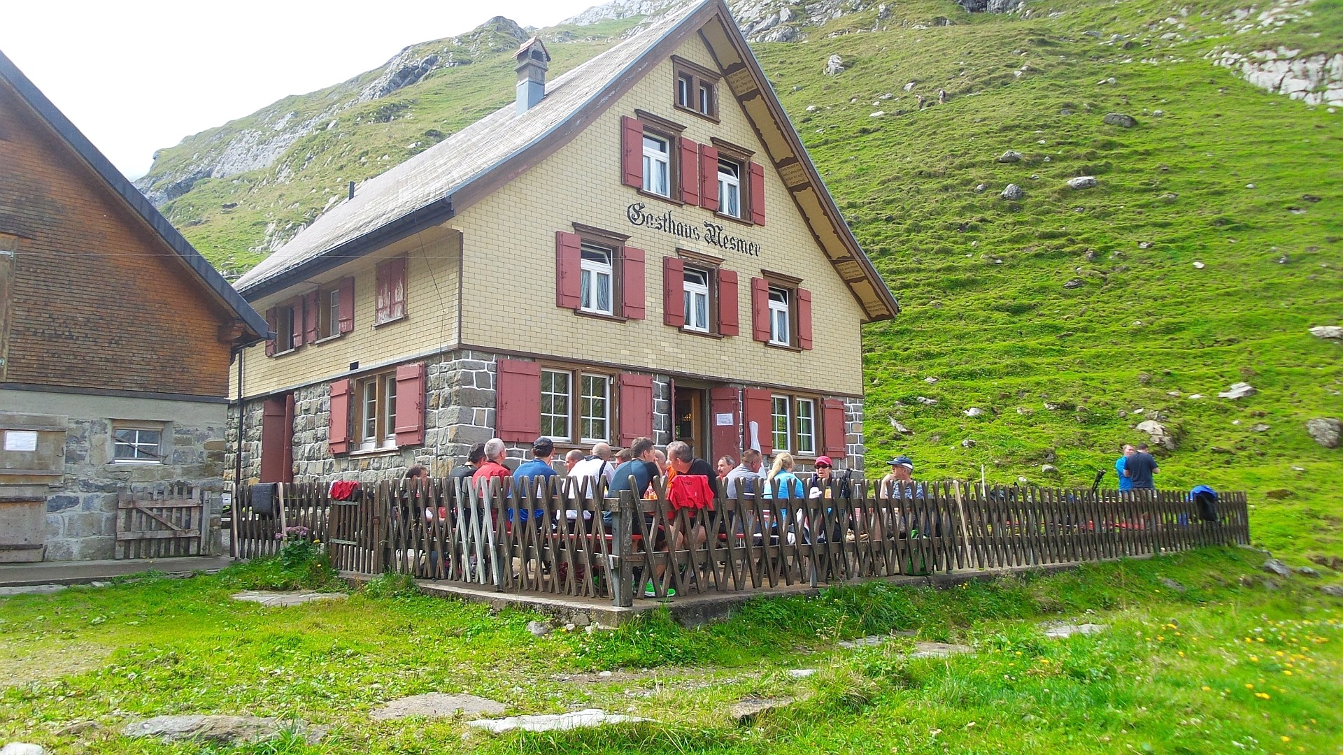 Eine längere Pause mit Verpflegung in der Gartenwirtschaft Gasthaus Mesmer