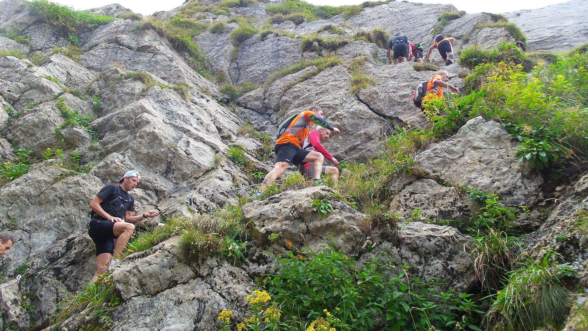 Teilweise waren als Steighilfen und zur Sicherheit Fixseile montiert