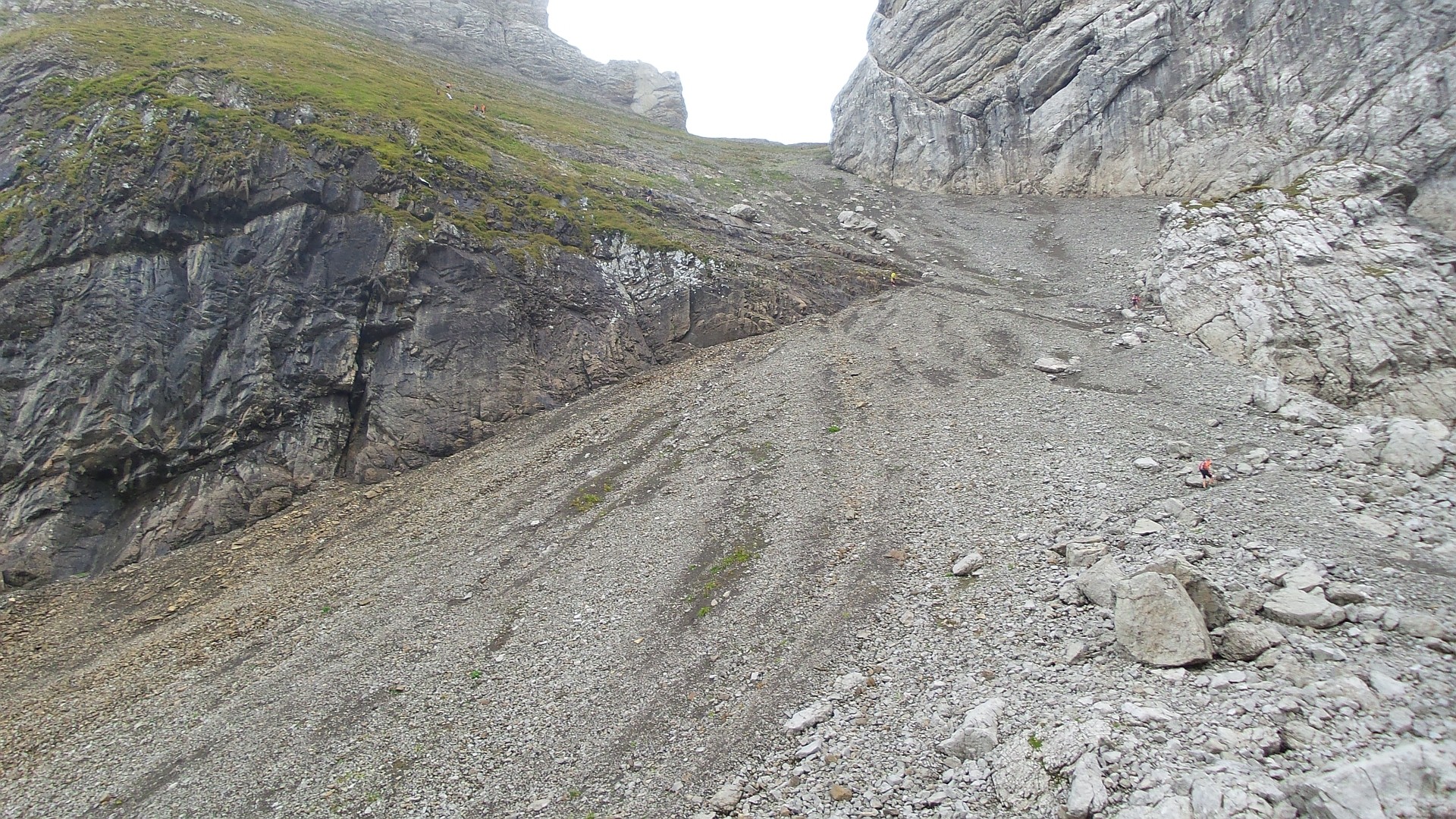 Eindrücklicher Weg durch die Geröllhalde hinauf zur Wagenlücke