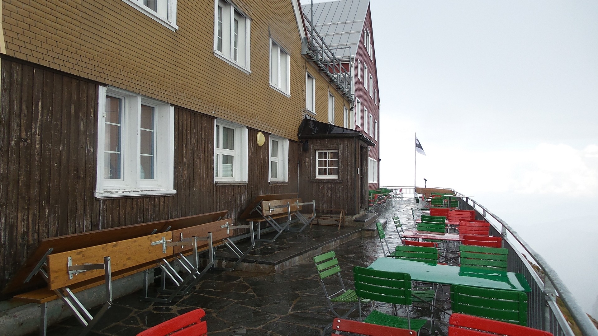 Keine Besucher draussen auf der Aussichtsplattform beim Alten Säntis