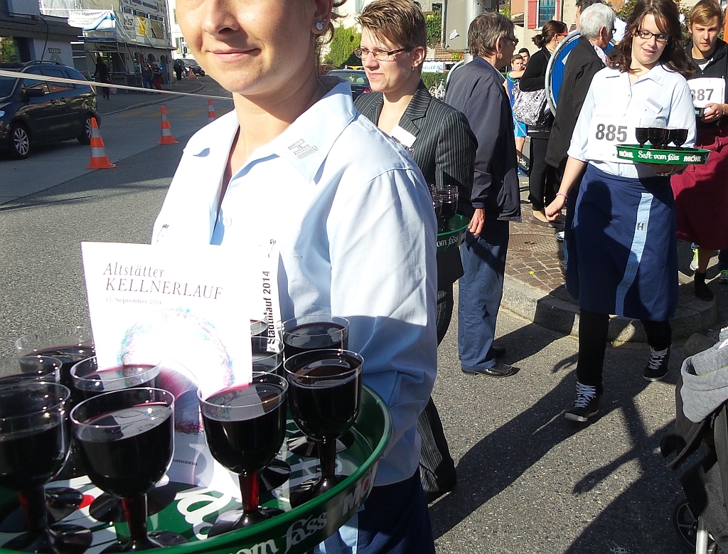 Es gilt, möglichst schnell zu laufen ohne etwas zu verschütten.